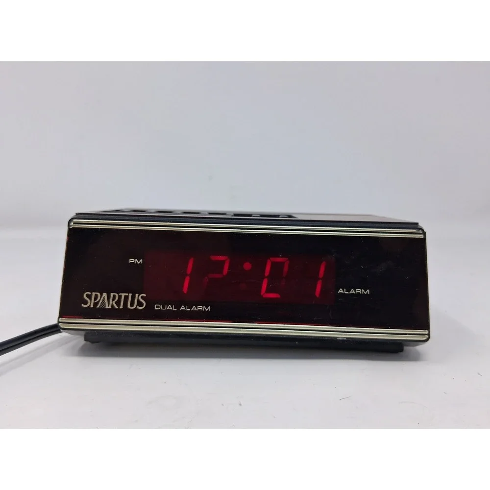 Spartus 1148 Vintage Dual Alarm Clock Red LED Wood Grain Retro Digital Bedside Y